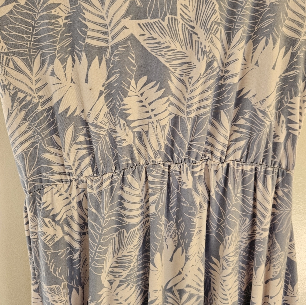 Blue and White Leaf Print Dress Vacation - Picture 4 of 6